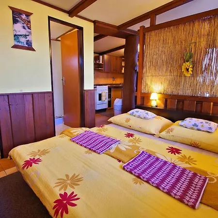 Yellow Paradise House Apartman *