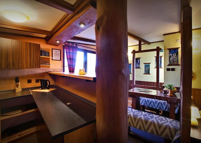 Yellow Paradise House アパート